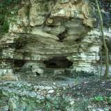 Proseguendo lungo il percorso, raggiungiamo la parete sud, quella che custodisce la �Grotta del Pilastro�, simbolo del Pulo